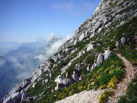 Pentes rocheuses sur le versant Est du Vercors après le Col de l'Arc