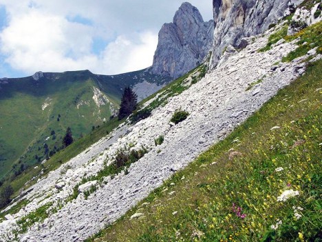 Depuis le Sentier Gobert, la masse imposante du Roc Cornafion