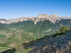 Le Mont Aiguille devant la barrière Est du Vercors, le Grand Veymont sur la droite