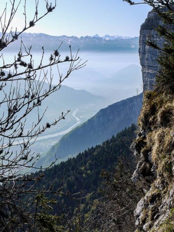La falaise impressionnante de la Sure