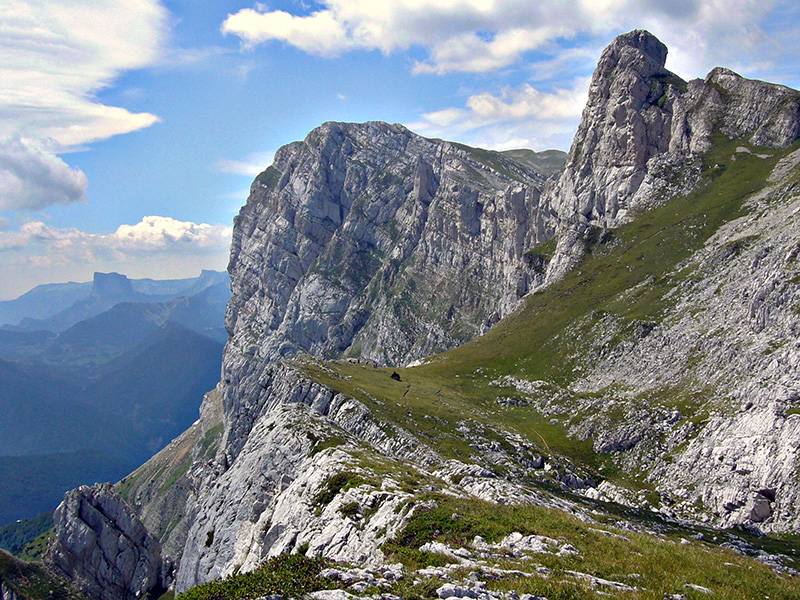 Le Pas de l'Œille devant la pointe 2105m et le Rocher des Deux Sœurs