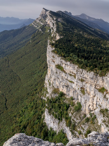 Enfilade des falaises de la barrière Est du Vercors