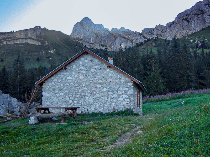 La Cabane de Roybon devant le Roc Cornafion
