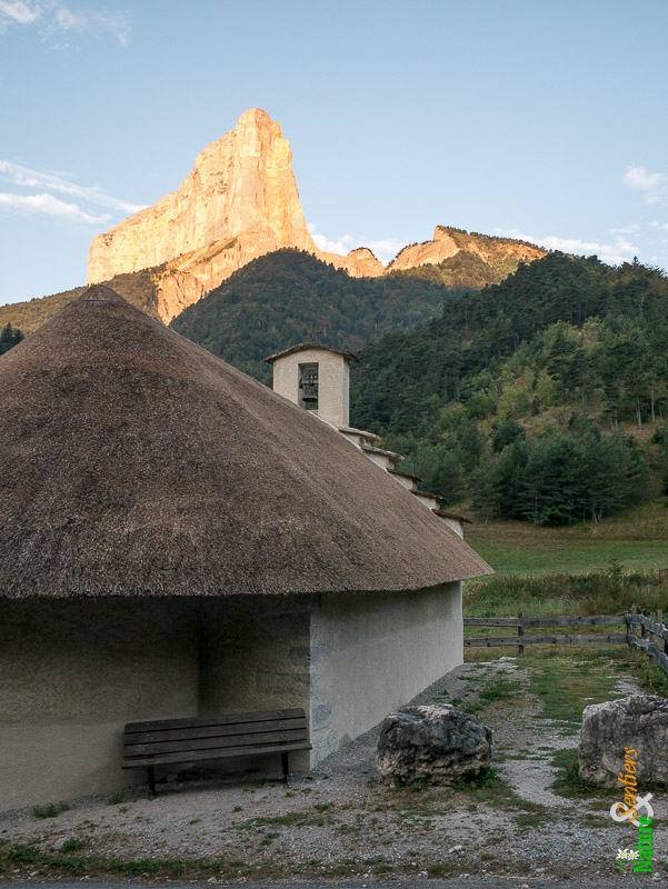Premiers rayons du soleil sur le Mont Aigille