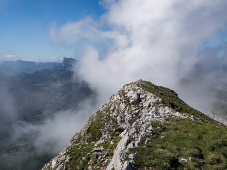 Nuages sur la crête