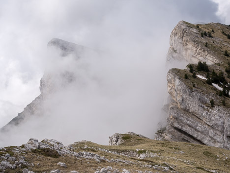 Le Rocher du Playnet dans les nuages