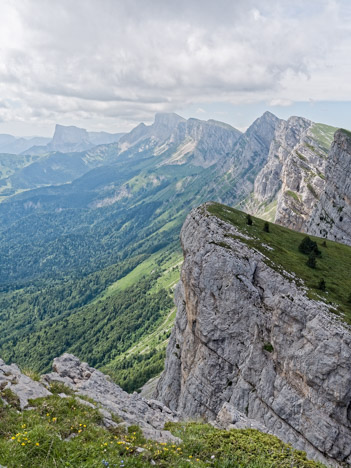 Le Mont Aiguille au loin