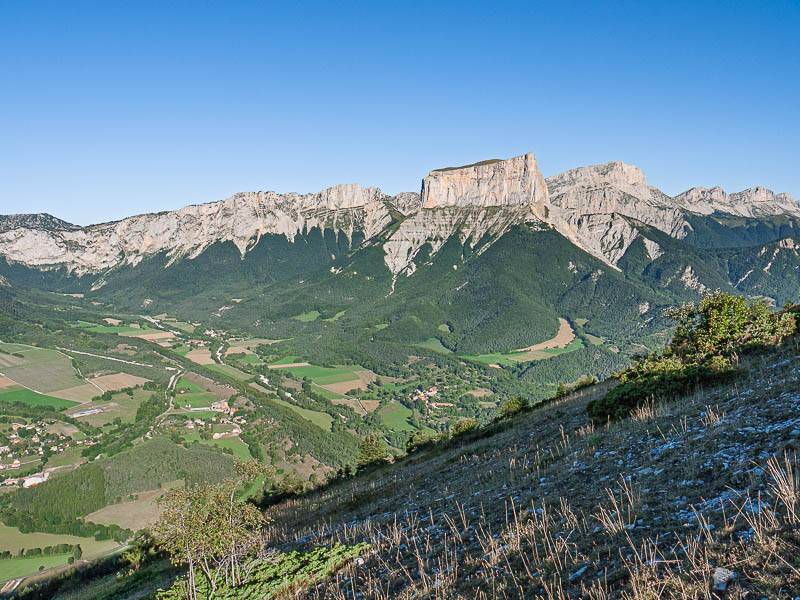Le Mont Aiguille devant la barrière Est du Vercors, le Grand Veymont sur la droite